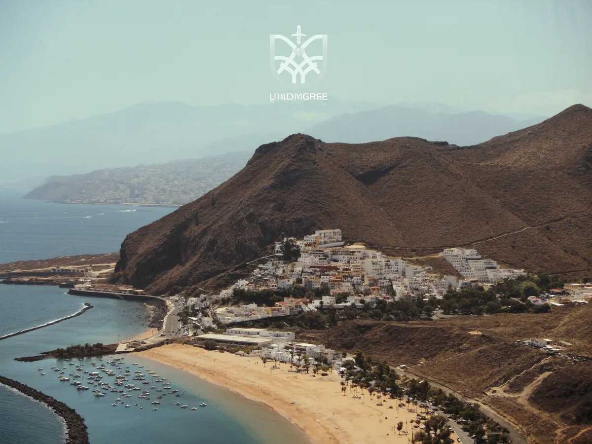KI-generiertes Bild: eine lange geschwungene Promenade und niedrige wei&szlig;e Apartmentblocks zwischen Strand und Berg, von oben gesehen, flaches Mittagslicht, keine Menschen, keine Logos